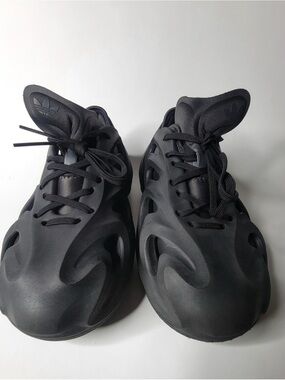 adidas Men’s Black Sculpted Low-Top Sneakers